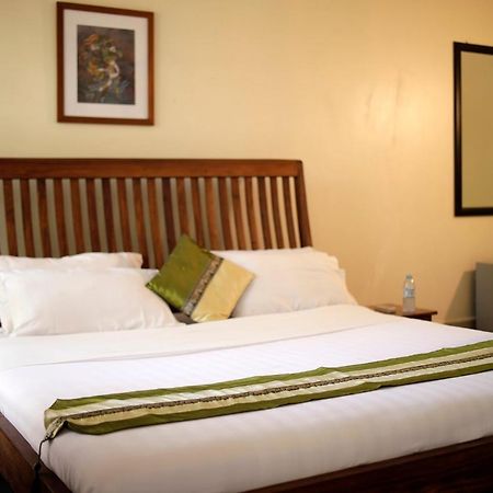Entebbe Palm Hotel Esterno foto